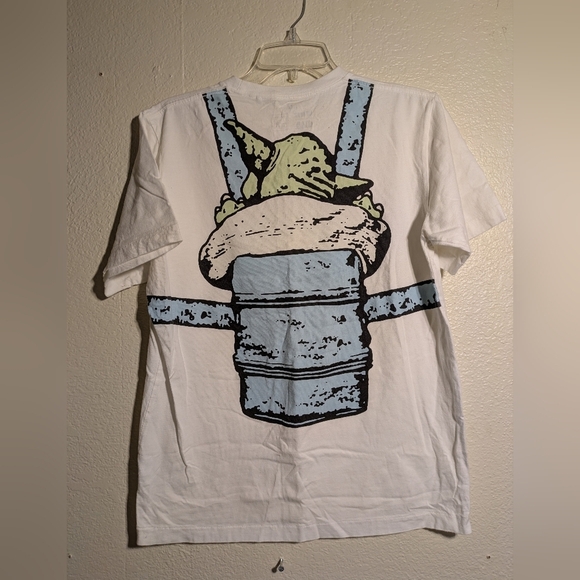 UT Atar Wars White T-Shirt with Baby Yoda Graphic Pre-owned Size Medium - Picture 1 of 6